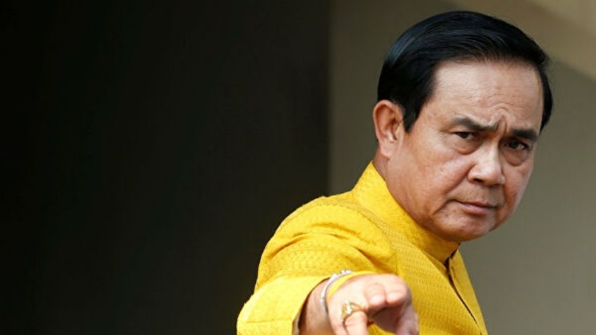 Primer ministro tailandés evade a periodistas rociándolos de desinfectante de manos en spray