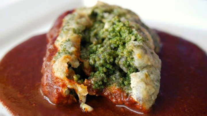 Deleita tu Semana Santa con estas exquisitas tortitas de huauzontles con mole