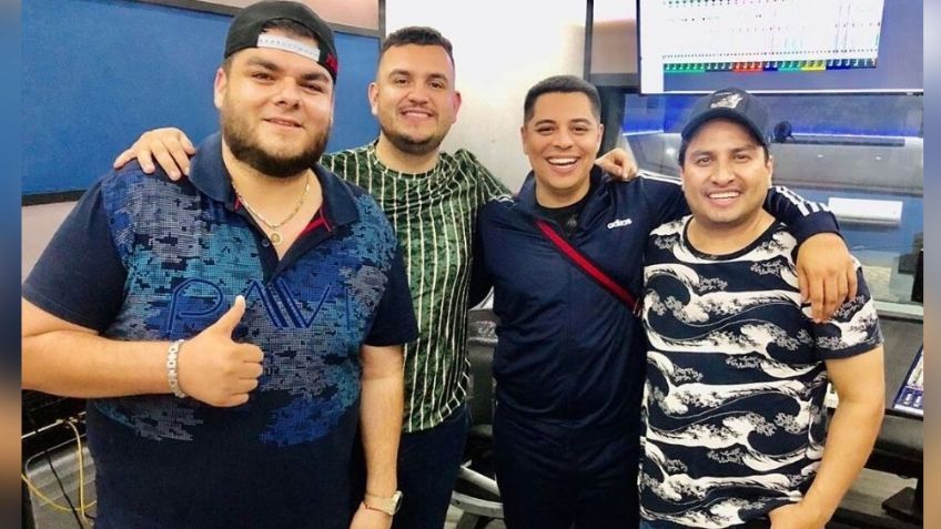 Julión Álvarez hace impresionante aparición en el escenario junto a vocalista de Grupo Firme