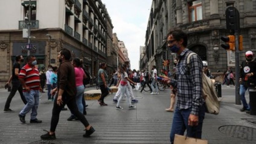 Rescatan a hombre en el centro de la CDMX luego de que una barda de 12 metros se derrumbara