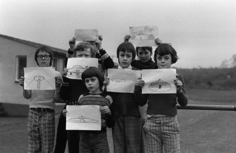 Niños dibujan un OVNI que vieron en 1977