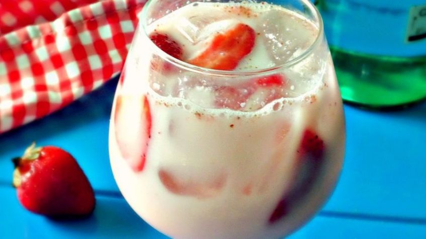 Alegra tu fin de semana con una deliciosa, sencilla y refrescante piña colada de fresa