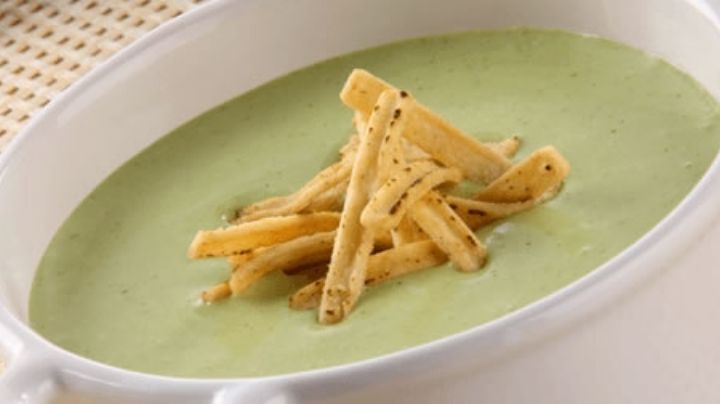 Prepara esta sopa fría de aguacate y sorprende a todos tus seres queridos