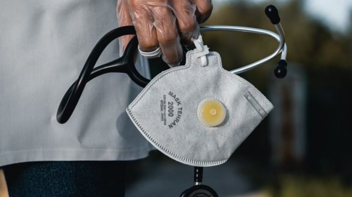 Vacuna AstraZeneca también se suspende de manera provisional en Italia; docente murió