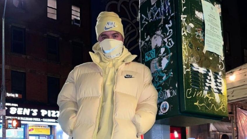 Vestidos casi iguales J balvin y su novia, Valentina Ferrer disfrutan viajar en el metro de NY