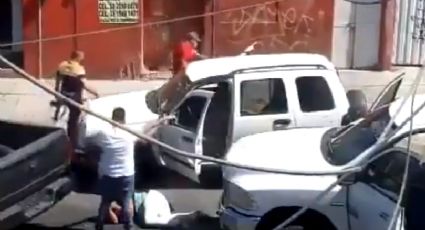 (VIDEO) "¿Te quieres pasar de verg...?": Hombres armados golpean a pareja en vía pública