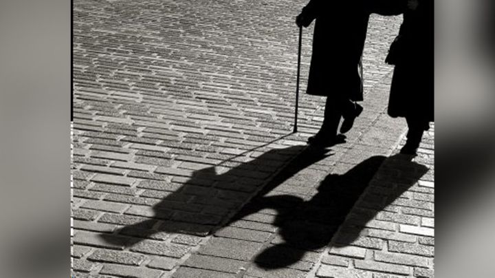 Trágica noche: Pareja de ancianos sufre terrible accidente; él muere y ella toma esta decisión