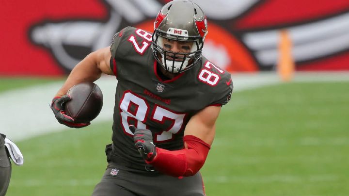 Seguirá la fiesta en Tampa Bay; Rob Gronkowski firma para jugar una campaña más