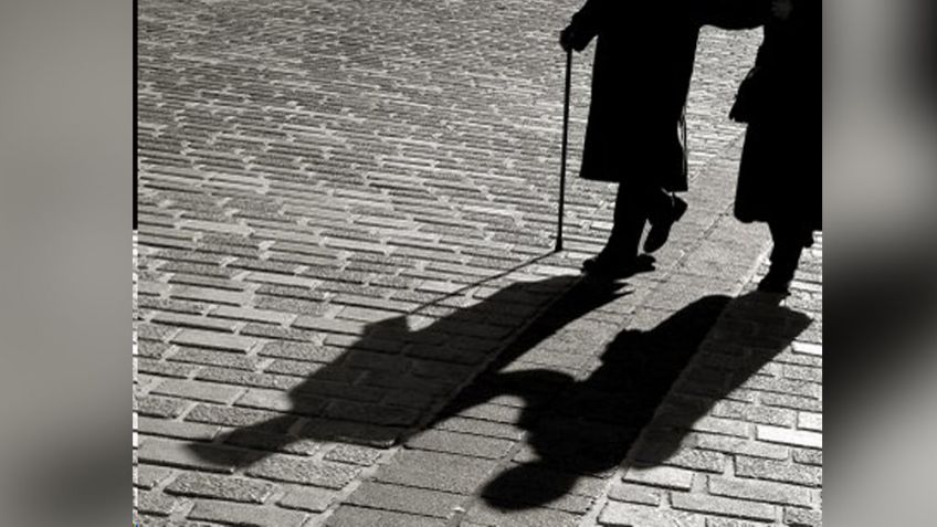 Trágica noche: Pareja de ancianos sufre terrible accidente; él muere y ella toma esta decisión