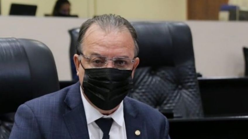 Muere por Covid-19 un político que impulsó una ley para banear la vacuna contra el virus