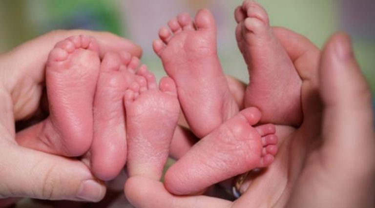 Madre de trillizos muere de Covid-19