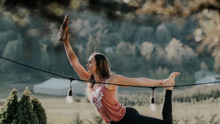 ¿Hacer ejercicio con cerveza? Así es la nueva práctica conocida como 'beer yoga'