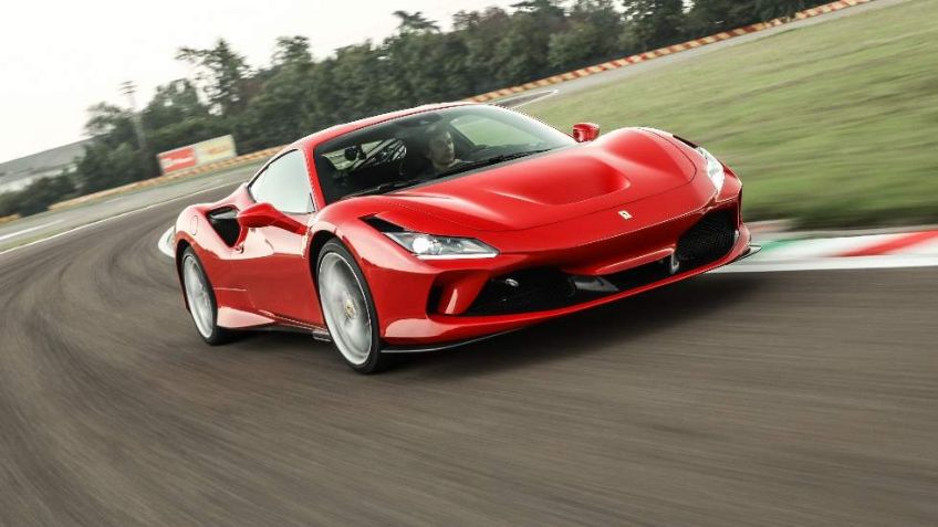 ¡Mala suerte! Hombre gasta 6 millones de pesos en Ferrari y se accidenta al instante