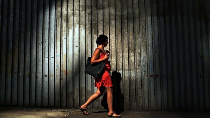 ¡De terror! Hombre acosa sexualmente a una mujer en vía pública; amenaza con violarla