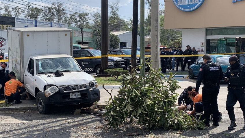 FUERTE VIDEO: Sujeto atropella a sus asaltantes y los deja grave; lo amenazaron con pistola falsa