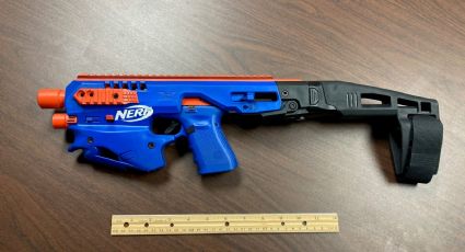 ¡De no creerse! Narcotraficantes 'disfrazan' pistola real como un arma de juguete de Nerf