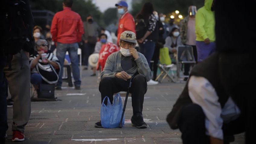 ¡Lamentable! 'Abuelitos' esperan hasta 2 días en filas para recibir vacuna Covid-19, en Jalisco