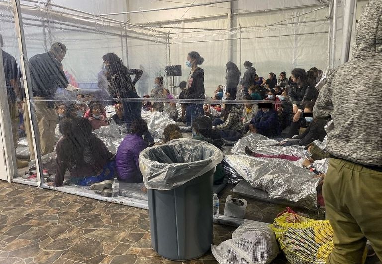 Niños detenidos en centros de migración de ICE