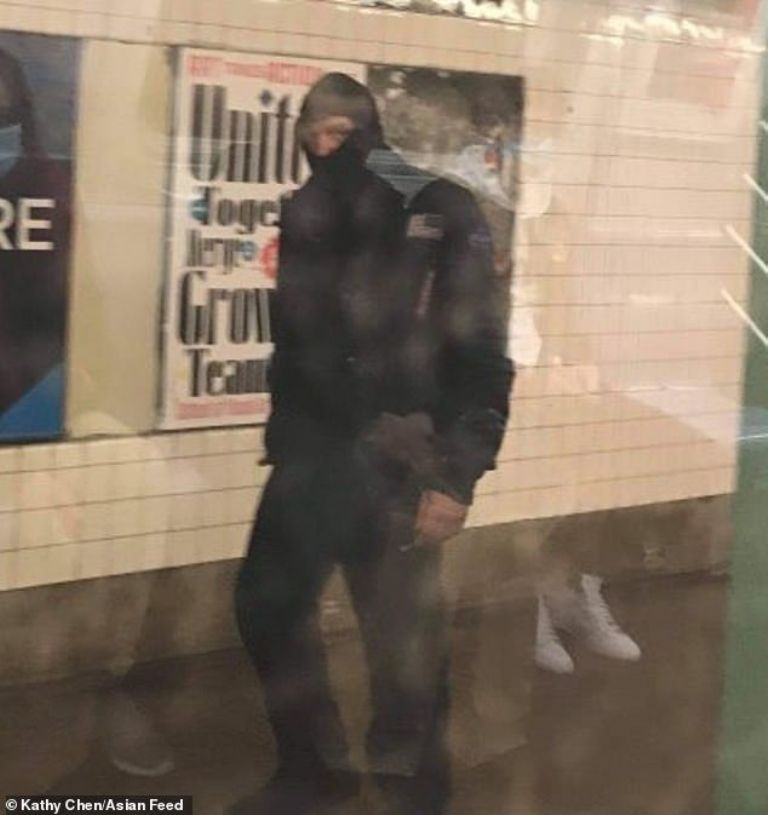 Hombre orina a una joven asiática en el metro de Nueva York