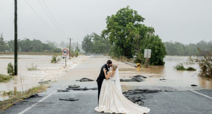 ¡Así llueva o relampaguee! Novia sobrevuela inundación en helicóptero para llegar a su boda