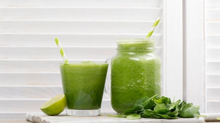 Comienza tu día con el estómago lleno gracias a este saludable jugo verde exprés