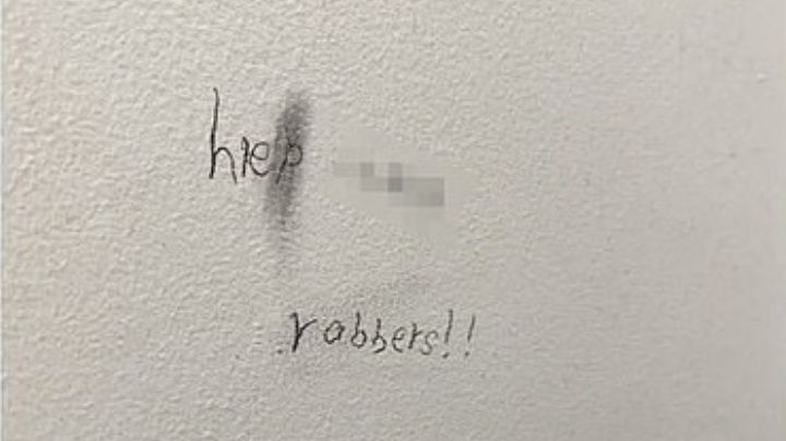 "¡Ayuda! ¡Ladrones!": Niña escribe en la pared para pedir auxilio durante clase en Zoom