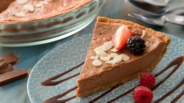 Endulza tus tardes con este rico pay de chocolate sin horno