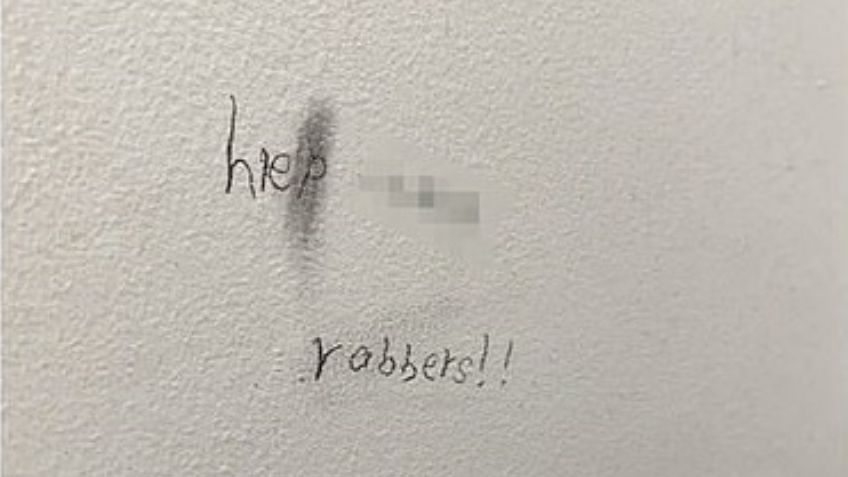 "¡Ayuda! ¡Ladrones!": Niña escribe en la pared para pedir auxilio durante clase en Zoom