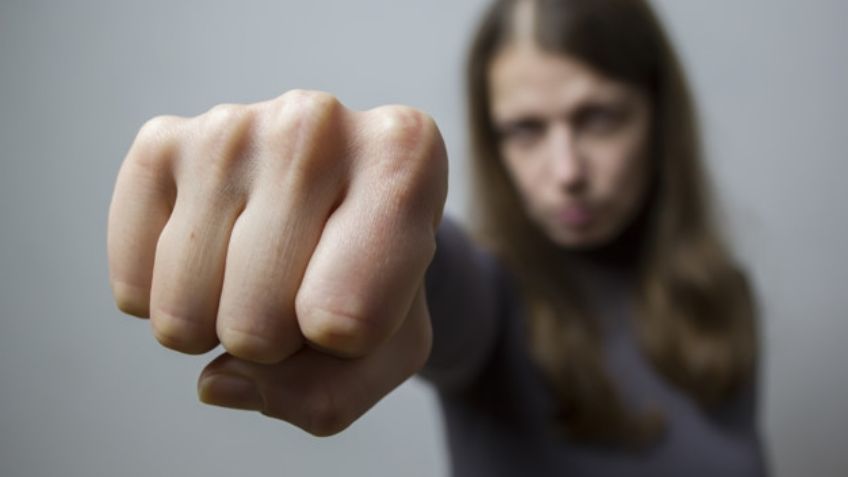 ¡Lo vuelve a hacer! Doctora agrede a otro hispano en Miami, "deberíamos quemarlos a todos", grita