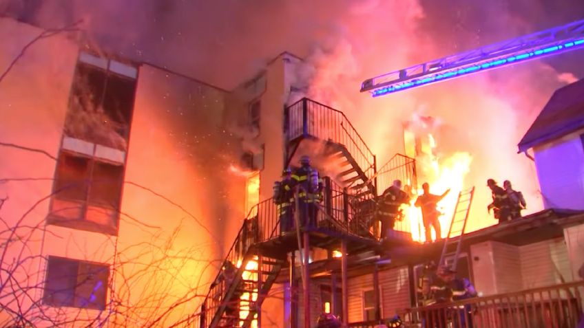 ¡Abuelitos se quedan sin hogar! Incendio registrado en Nueva York consume un asilo de ancianos