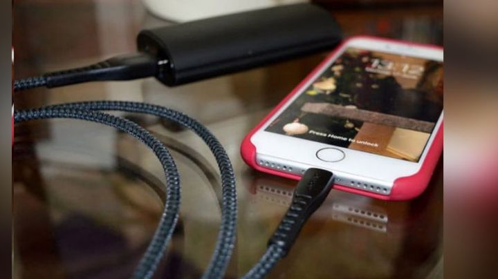 ¡IMPACTANTES FOTOS! Adolescente se quema la cara con su cargador; estaba en su cama