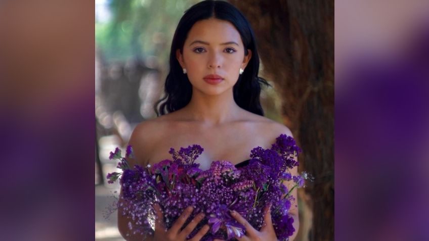 Ángela Aguilar enamora al posar frente al espejo en coqueto 'outfit'