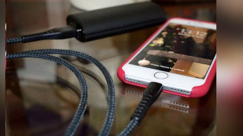 ¡IMPACTANTES FOTOS! Adolescente se quema la cara con su cargador; estaba en su cama