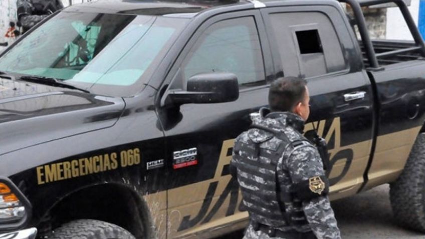 Jalisco: Hallan automóvil con impactos de bala y dos cadáveres; los habrían acribillado