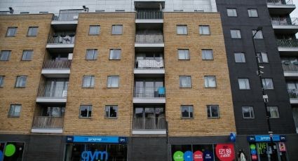 Terror en Londres: Joven cae del quinto piso de un edificio; estaba en el balcón