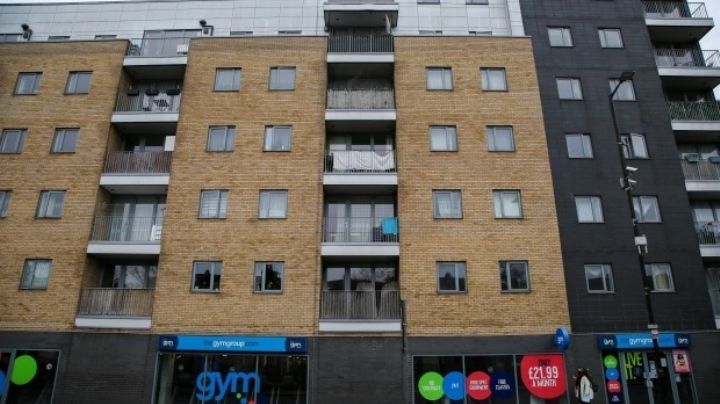 Terror en Londres: Joven cae del quinto piso de un edificio; estaba en el balcón