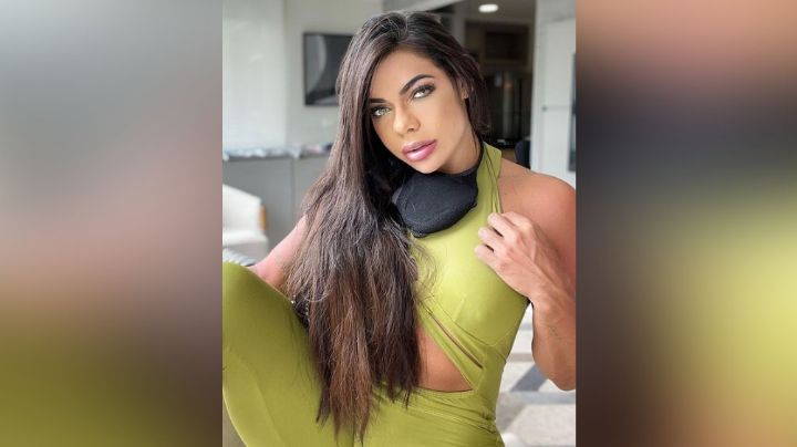 Espectacular: Suzy Cortez hace estallar redes sociales al exponerse arriba del sofá