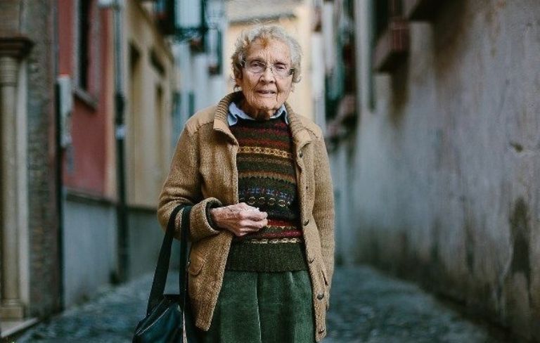 Muerde a una abuelita, la detienen, y al volver a las calles mata a otra