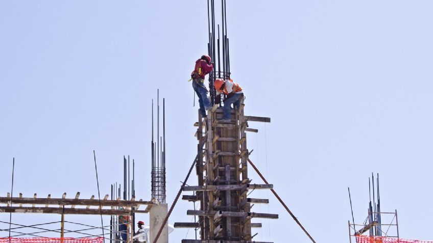 ¡Terrible! Albañiles quedan sepultados por una barda durante la obra; hallan primer cuerpo