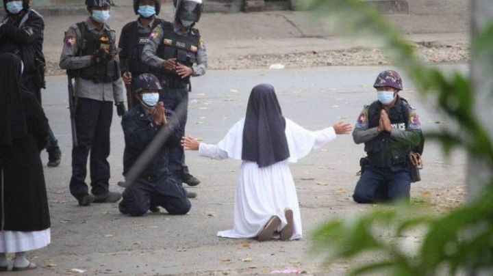 "Dispárame a mí, no a ellos": Monja ruega de rodillas para que cese el fuego en Myanmar