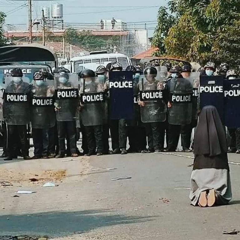 Ann Rose Nu Tawng se pone de rodillas para frenar enfrentamientos