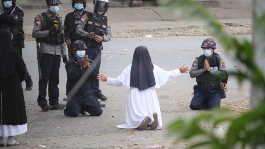 "Dispárame a mí, no a ellos": Monja ruega de rodillas para que cese el fuego en Myanmar