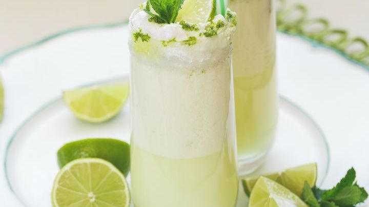 Dale una nueva presentación al sabor de la carlota de limón con esta refrescante agua