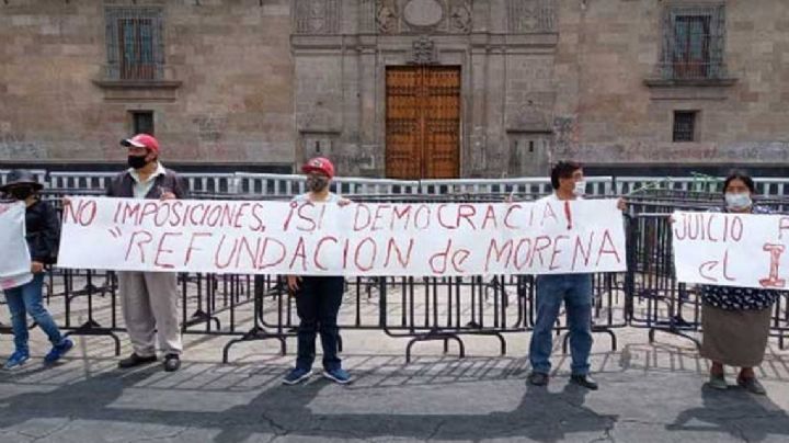 Militantes de Morena protestan frente a Palacio Nacional; escriben con sangre sus pancartas