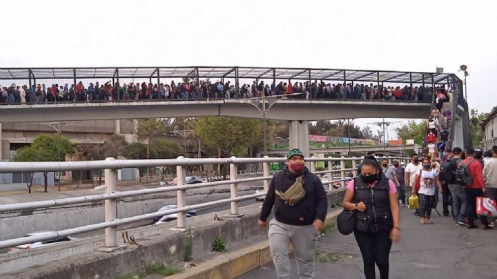 Sin sana distancia: Así esperan usuarios abordar autobuses tras cierre de estaciones del Metro en CDMX