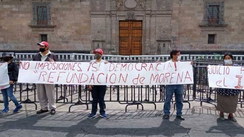 Militantes de Morena protestan frente a Palacio Nacional; escriben con sangre sus pancartas