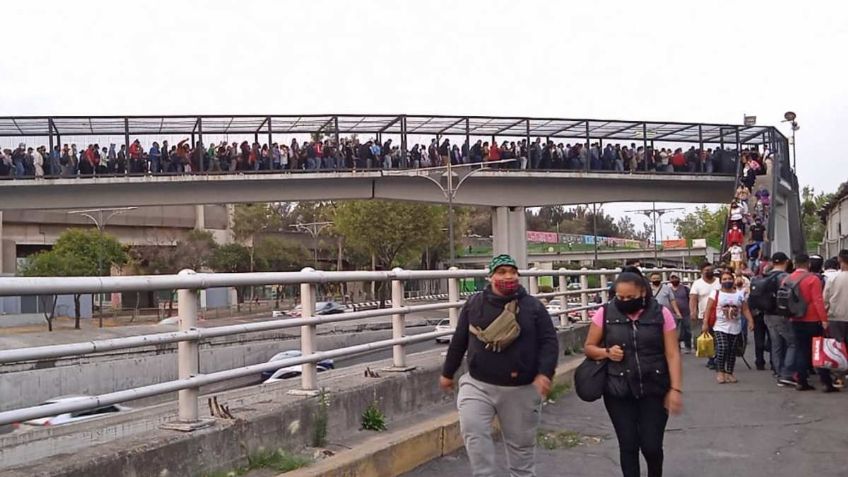 Sin sana distancia: Así esperan usuarios abordar autobuses tras cierre de estaciones del Metro en CDMX