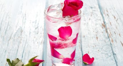 Dale un toque muy floral a todas tus comidas con esta agua de pétalos de rosa