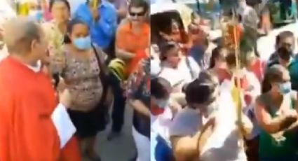 VIDEO: Sacerdote promueve no usar cubrebocas; se lo arrebata a quienes lo traían puesto