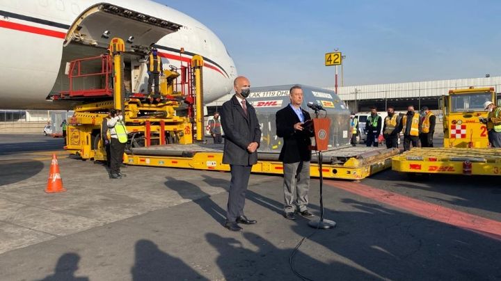 Covid-19: Llega a México embarque con más dosis de la vacuna Pfizer